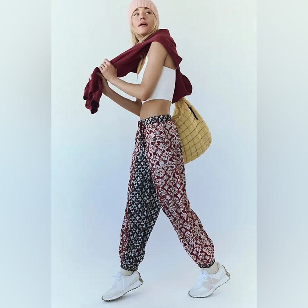 New Free People FP Movement Printed Set Me Free Swishy Barrel Pants sz XS - Picture 3 of 8